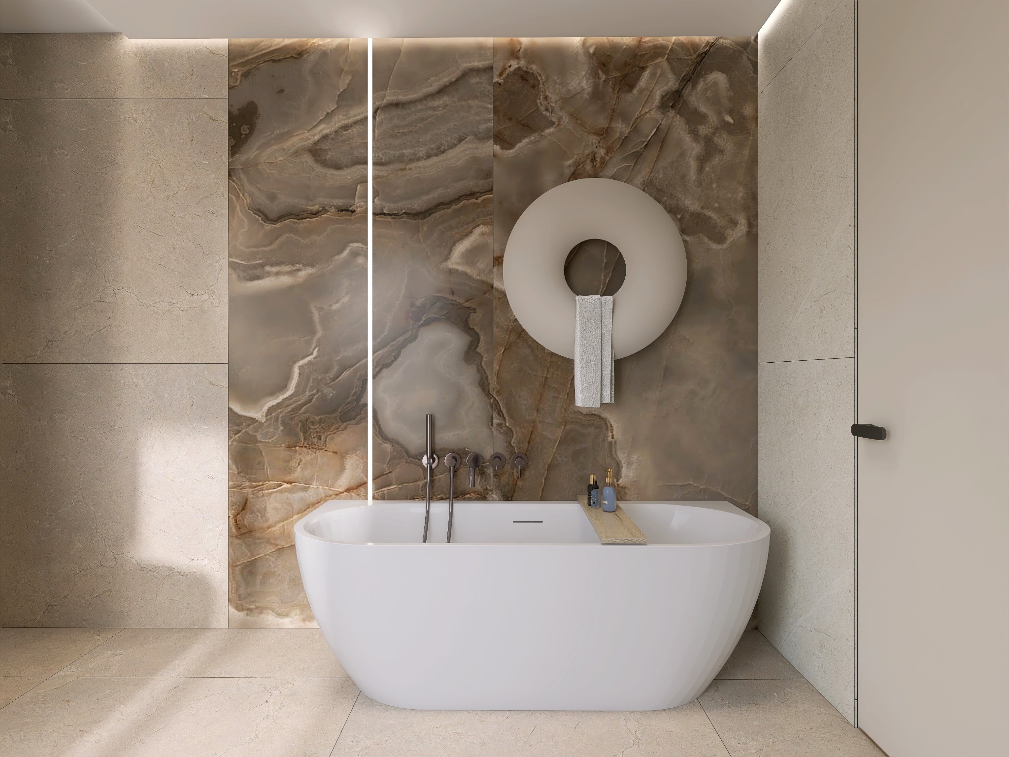 Elegancka łazienka z wolnostojącą wanną na tle okładziny z kamienia onyksowego. Minimalistyczne oświetlenie, okrągły grzejnik z ręcznikiem. Subtelna kolorystyka.