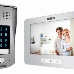 Zestaw wideodomofonowy z panelem zewnętrznym z klawiaturą numeryczną i monitorem z widokiem na parę uśmiechniętych osób.