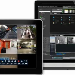 Ekrany urządzeń (smartfony, tablet, laptop) prezentujące interfejs oprogramowania do monitoringu wizyjnego z widokiem z różnych kamer (ulica, parking, wnętrza).
