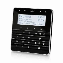 Czarny panel sterowania alarmem Satel z wyświetlaczem LCD pokazującym datę, godzinę, temperaturę i status bram, oświetlenia oraz alarmu.
