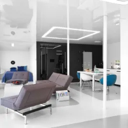 Nowoczesne wnętrze domu na wodzie z błyszczącym sufitem, minimalistycznymi meblami i dużymi oknami.