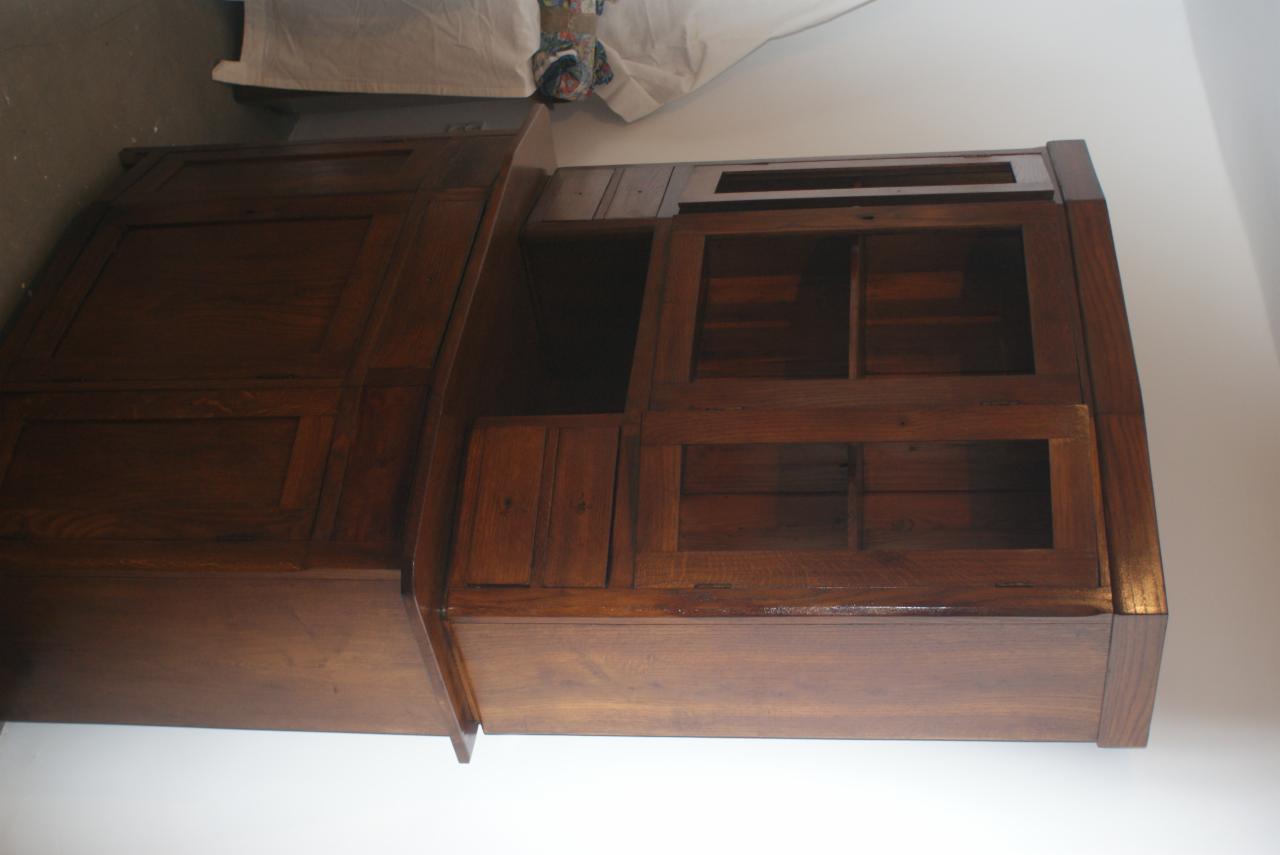 Drewniana zabudowa balkonu w Książu Wielkim z szafkami i półkami, wykonana z ciemnego drewna. Widoczne detale wykończenia i naturalna struktura drewna.