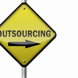 Żółty znak drogowy w kształcie rombu z czarnym obramowaniem i napisem 'OUTSOURCING' oraz strzałką w prawo, umieszczony na metalowym słupku.