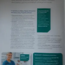 Reklama ubezpieczenia zdrowotnego Allianz z tekstem informacyjnym i zdjęciem uśmiechniętej lekarki w tle gabinetu.