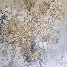 KobusDecor - Dekoracyjna ściana z efektem stiuku w odcieniach szarości i złota, z wyraźnym motywem okrągłym o orientalnym wzorze, poprzecinana złotymi liniami imitującymi pęknięcia.