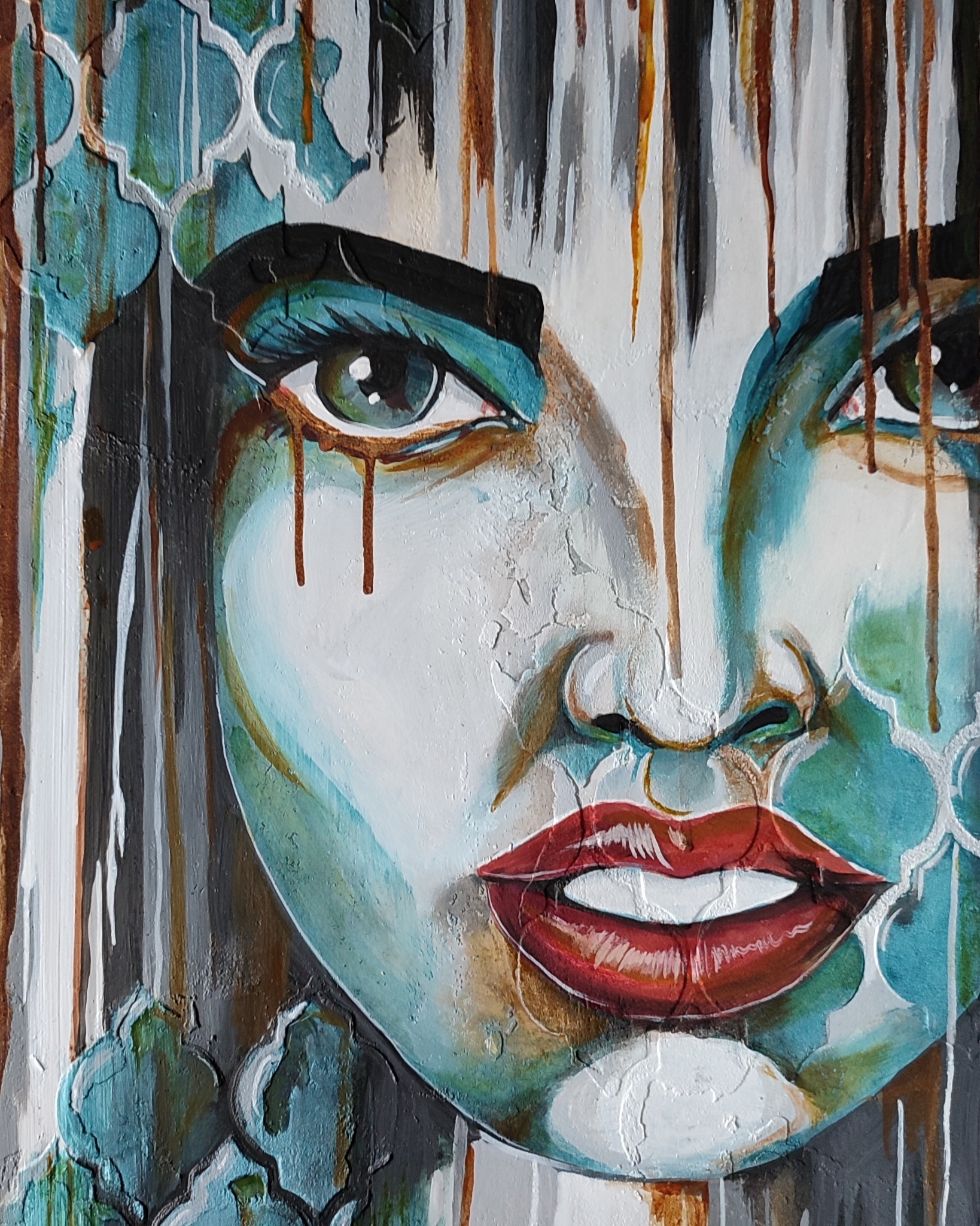 Portret kobiety, malowany farbami, z widoczną fakturą i elementami dekoracyjnymi przypominającymi marokańskie wzory.