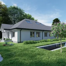 Wizualizacja parterowego domu jednorodzinnego z szarym dachem i trzema oknami dachowymi, otoczonego zielonym trawnikiem, drzewami oraz podłużnym oczkiem wodnym, z widocznym fragmentem podjazdu...