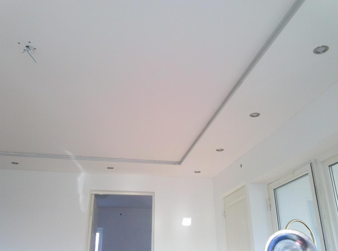 wykonanie sufitu podwieszanego z oswietleniem LED