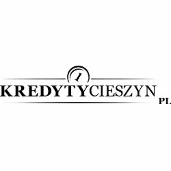 Logo firmy Kredyty Cieszyn.pl z zegarem wkomponowanym w nazwę, czarny tekst na białym tle, minimalistyczny design.