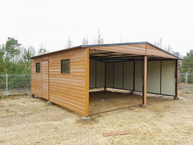 Brązowy garaż blaszany z częścią zamkniętą i otwartą, ustawiony na betonowych bloczkach, widoczny na tle ogrodzenia i drzew.