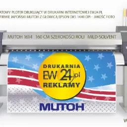 Wielkoformatowy ploter Mutoh 1614 drukujący baner reklamowy z logo drukarni EW24.pl. Widoczne kolory tuszy i głowica Epson DX5. Jakość foto.