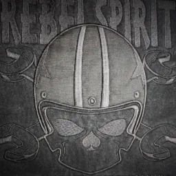 Czarna koszulka z szarym haftem: kask motocyklowy na tle skrzyżowanych kluczy francuskich i napisem 'REBEL SPIRIT'. Detaliczny wzór, bliski kadr.