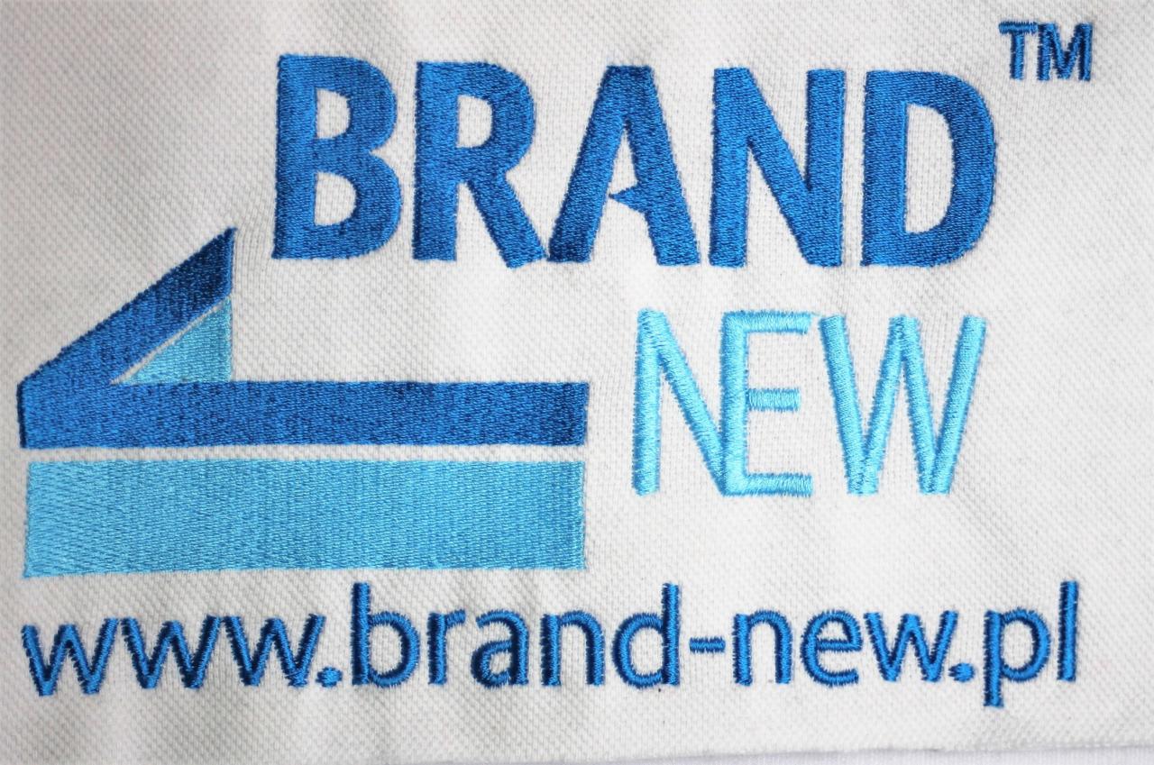 Biała tkanina z niebieskim haftem logo 'BRAND NEW' i adresem strony www.brand-new.pl. Precyzyjne wykonanie w Łodzi.