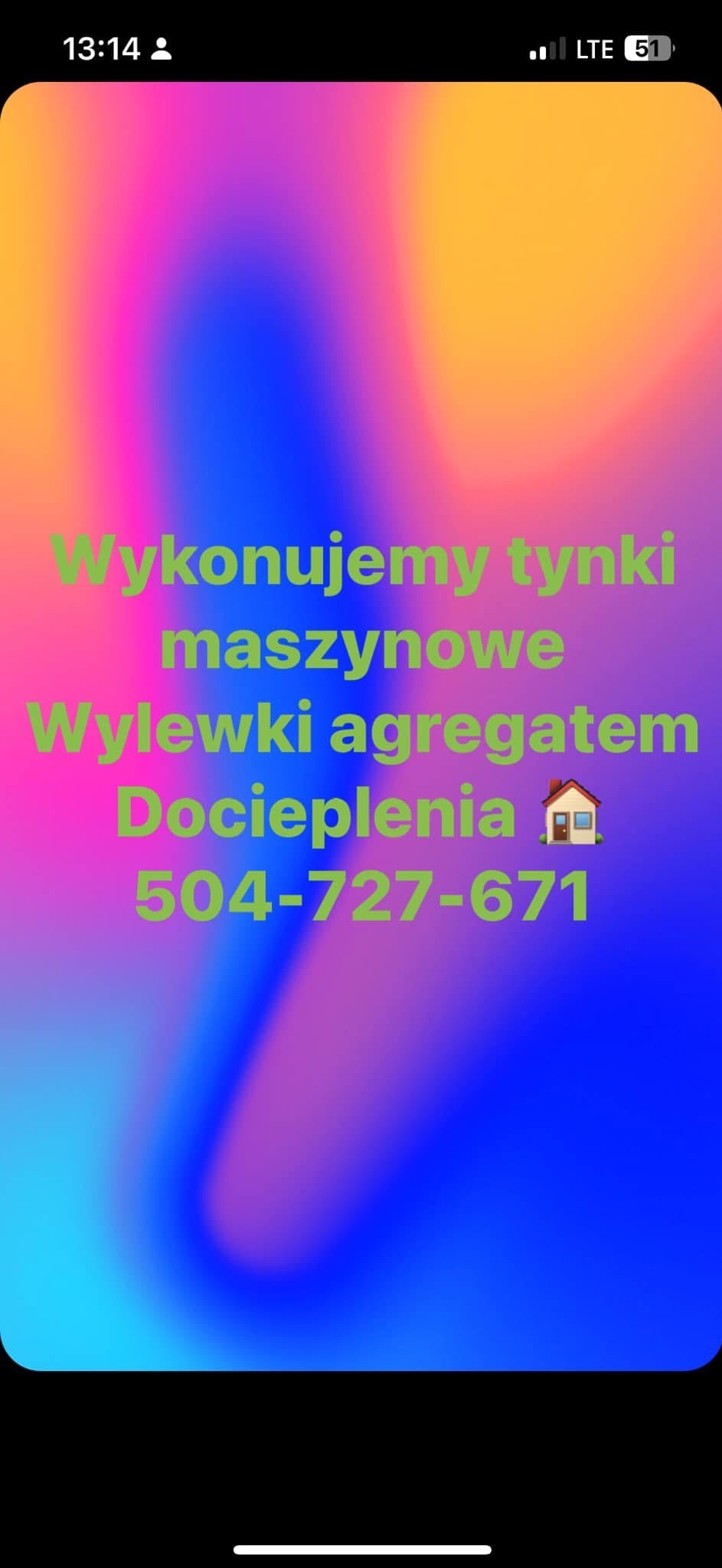 Telefon z wyświetlonym ogłoszeniem: Wykonujemy tynki maszynowe, wylewki agregatem, docieplenia oraz numer telefonu, na tle gradientu kolorów.