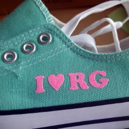 Turkusowy tenisówka z różowym brokatowym napisem 'I ❤️ RG', widoczne sznurówki i metalowe oczka.