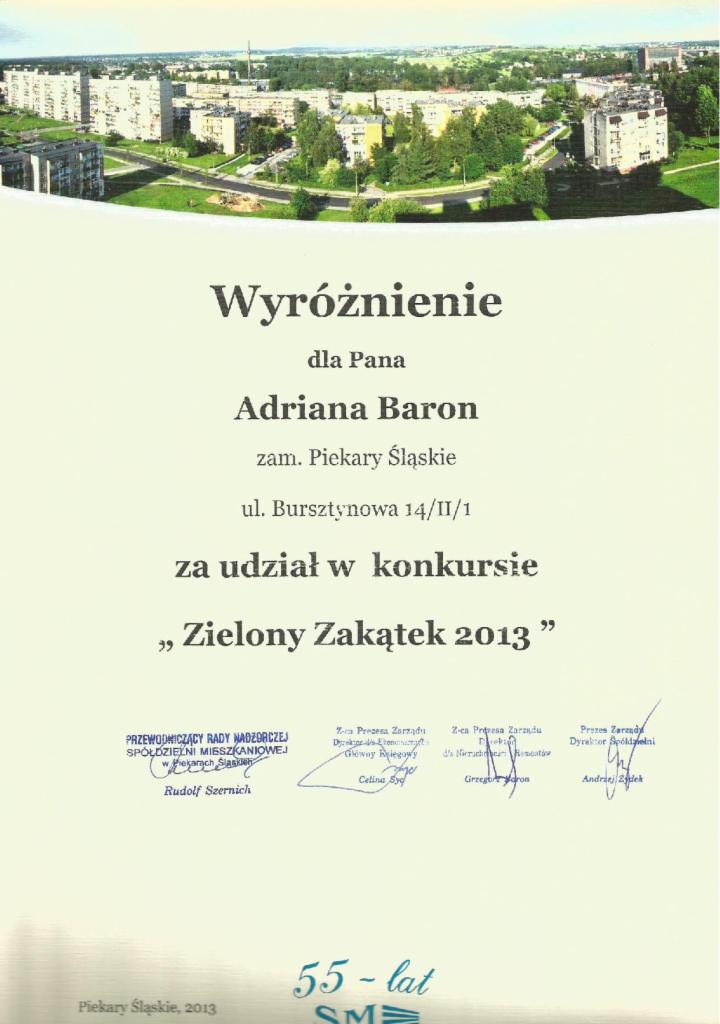 Dyplom z wyróżnieniem dla Adriana Barona za udział w konkursie 'Zielony Zakątek 2013', z widokiem na osiedle mieszkaniowe w tle.