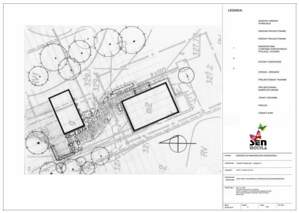 Ręczny szkic koncepcji ogrodu z legendą i wymiarami, prezentujący projektowane nasadzenia drzew, rabaty bylinowe i nawierzchnię z drewna ogrodowego.