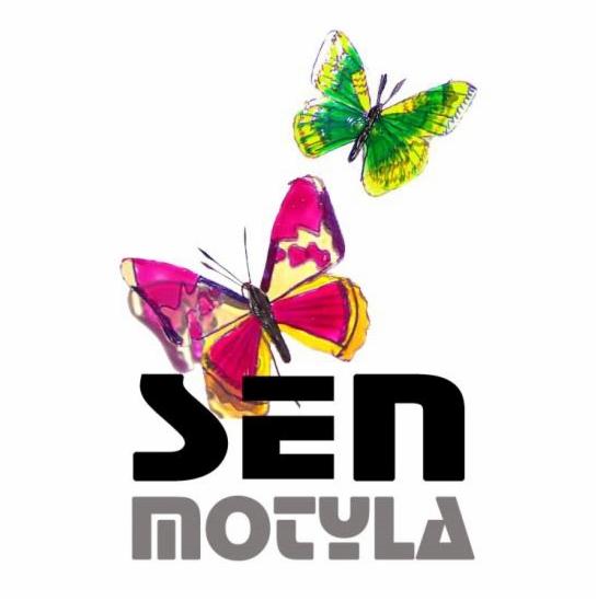 Dwa motyle w akwarelowych barwach: jeden zielony, drugi różowo-żółty, unoszą się nad napisem 'SEN MOTYLA' w czerni i szarości na białym tle.