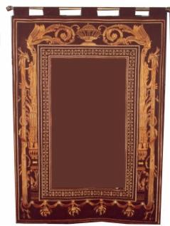 Ciemnobrązowy, prostokątny gobelin z bogatym, złotym haftem przedstawiającym ornamenty roślinne, figury i motywy architektoniczne, zawieszony na karniszu.