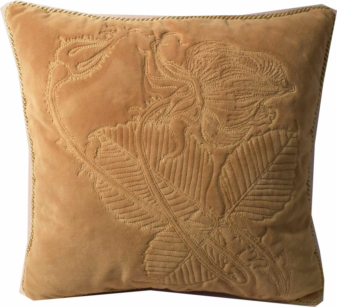 Kwadrantowa poduszka dekoracyjna z weluru w odcieniu złocistego brązu, zdobiona wypukłym wzorem roślinnym przedstawiającym stylizowany liść i pąk, wykończona złotą lamówką.