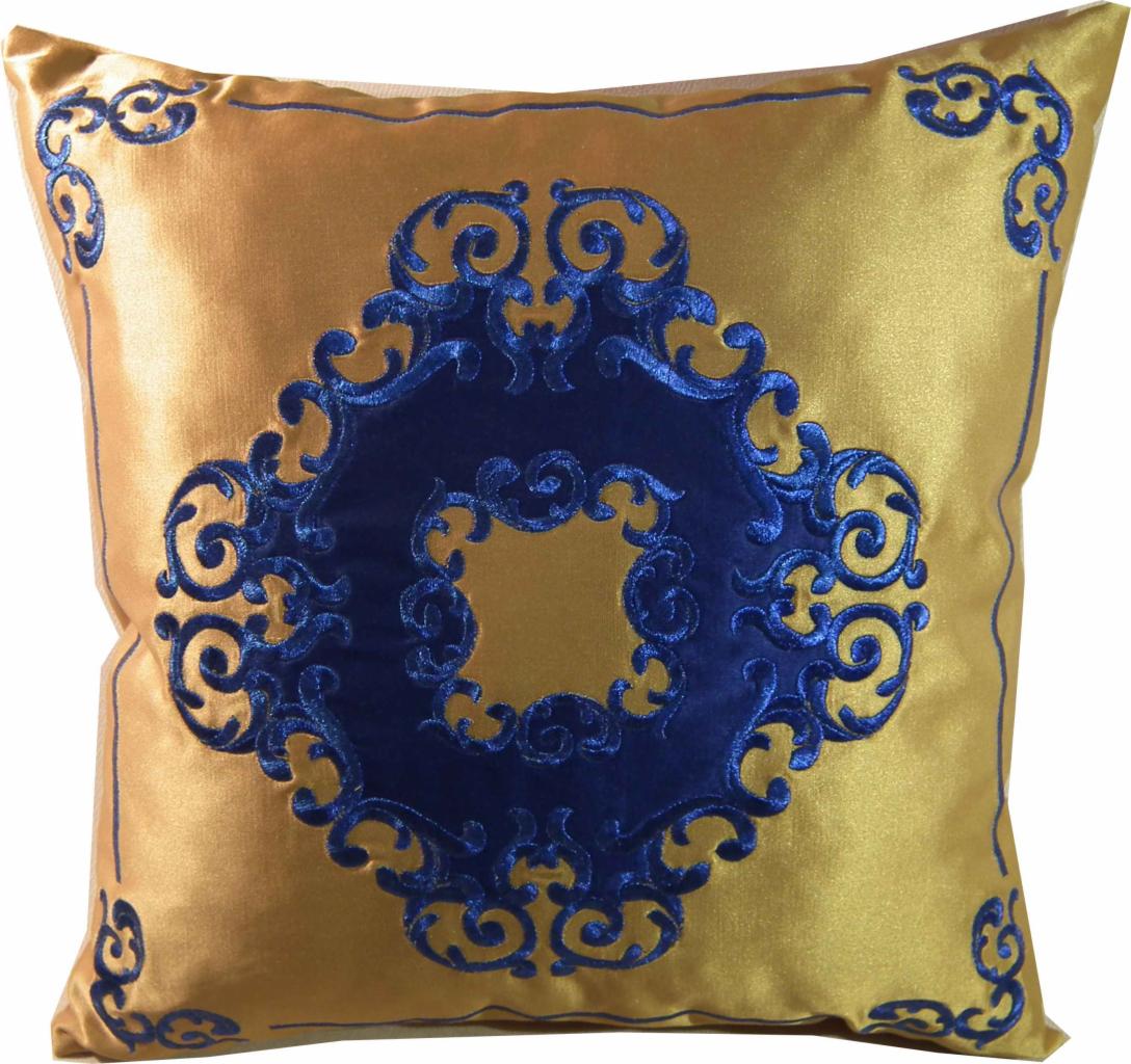 Dekoracyjna poduszka w odcieniach złota i granatu z bogatym, symetrycznym haftem w stylu vintage.