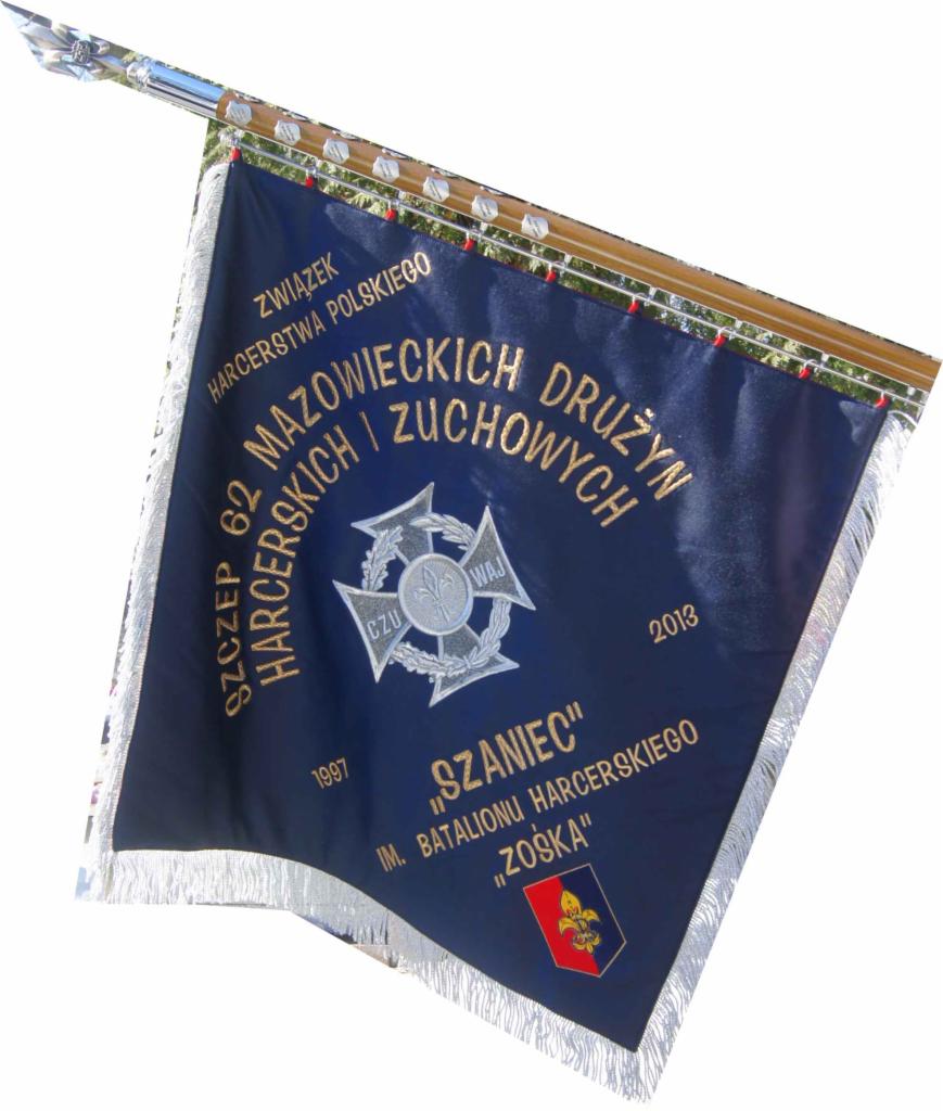 Harcerski sztandar z haftowanym napisem 'Związek Harcerstwa Polskiego', srebrnym krzyżem harcerskim i datami 1997 oraz 2013, wykończony frędzlami.