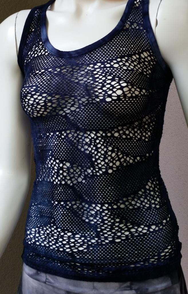 Granatowa, ażurowa bluzka damska na manekinie w Mierzynie. Delikatna siateczka z motywem kwiatowym. Idealna na lato, przewiewna i stylowa.