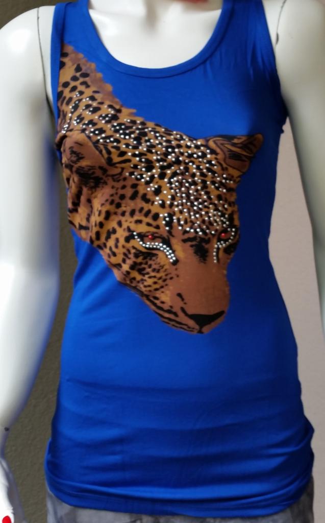 Niebieski top na manekinie z aplikacją głowy lamparta ozdobioną białymi koralikami i czerwonymi oczami, prezentowany w pełnym ujęciu.