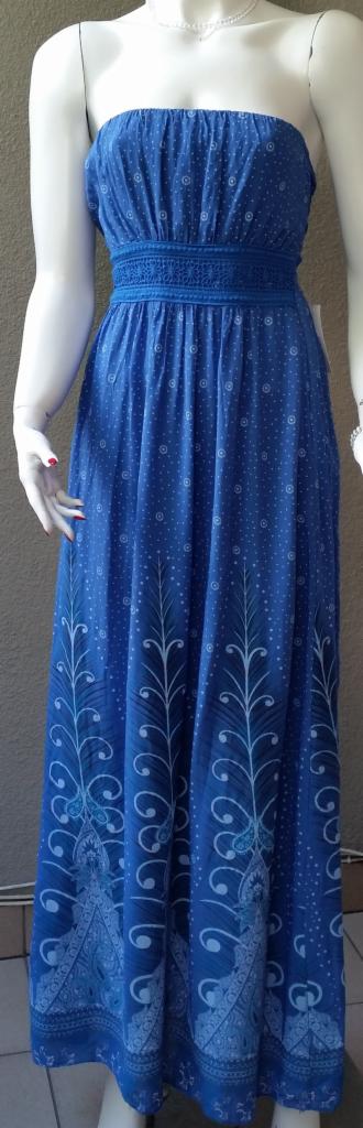 Długa, błękitna sukienka na manekinie z delikatnym wzorem w kropki i motywem roślinnym na dole. Dekolt marszczony, bez ramiączek, idealna na lato.