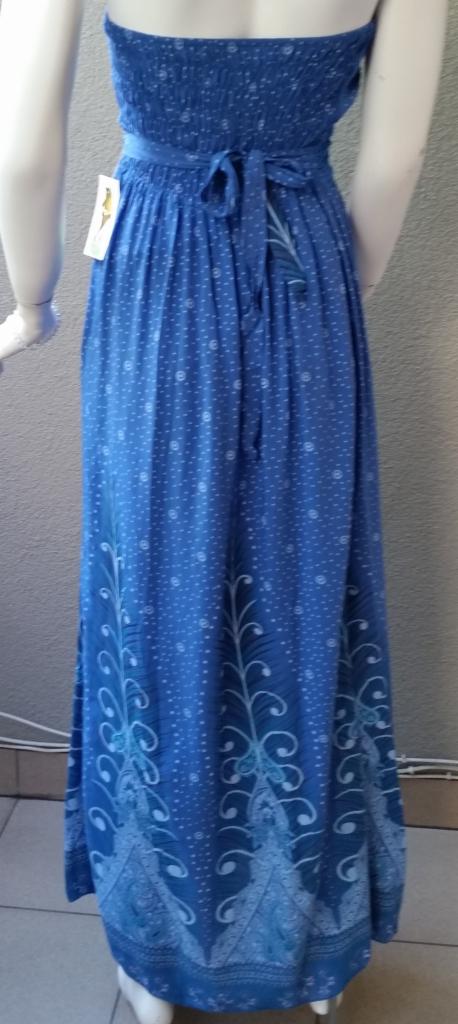 Długa, błękitna sukienka damska bez ramiączek, z motywem roślinnym i wiązaniem w pasie, prezentowana na manekinie z tyłu.