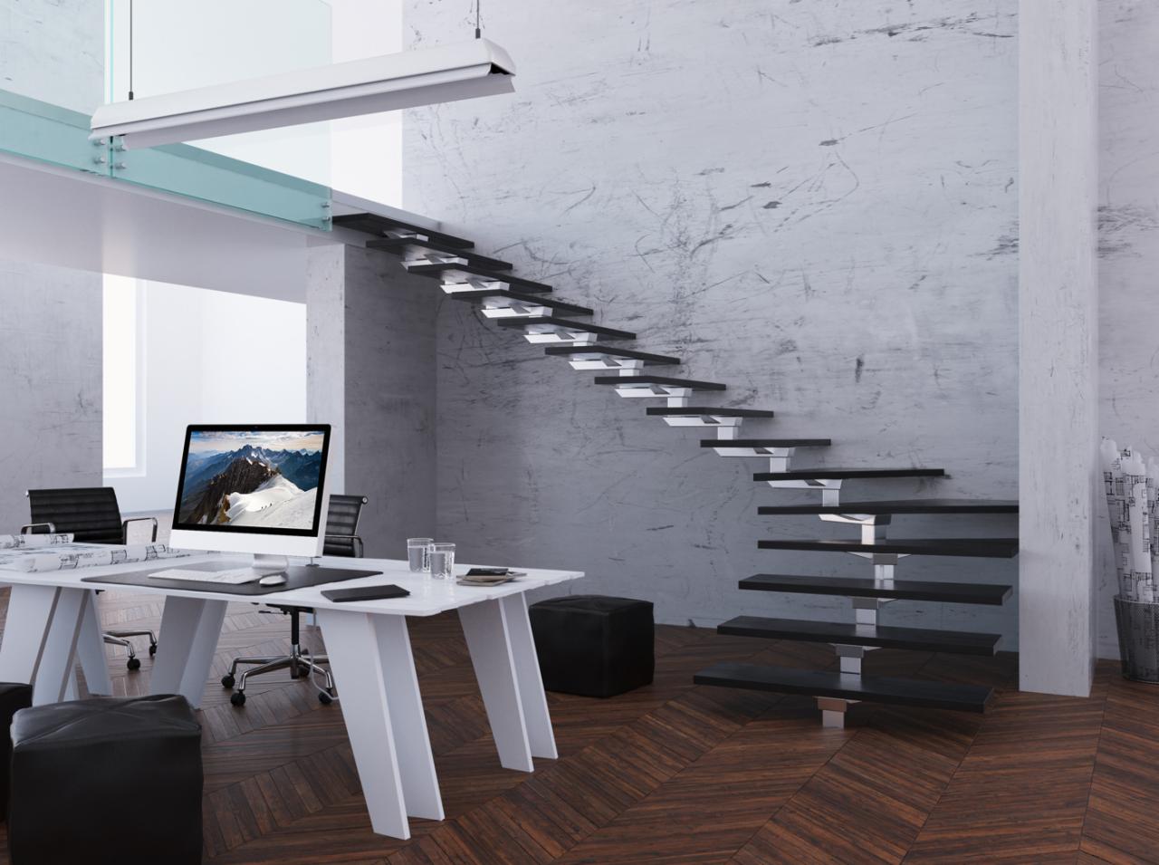 Nowoczesne schody wspornikowe z czarnymi stopniami i białymi wspornikami w jasnym biurze z drewnianą podłogą w jodełkę i betonową ścianą.