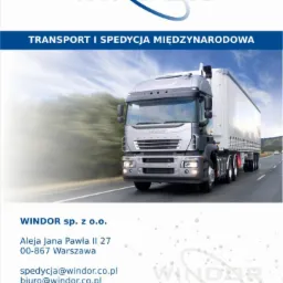 Projekt ulotki reklamowej firmy transportowej Windor z ilustracją srebrnej ciężarówki w ruchu na tle rozmytego krajobrazu.