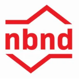 Czerwone logo firmy nbnd w kształcie sześciokąta z otwartym dołem, na białym tle.