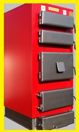 Czerwony piec na paliwo stałe z żeliwnymi drzwiczkami, ustawiony na tle jasnego otoczenia. Widoczne detale konstrukcyjne i elementy montażowe.