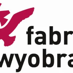 Logo firmy 'Fabryka Wyobraźni' z symbolem graficznym przypominającym ptaka w locie, wkomponowanego w zębatkę, utrzymane w kolorach czerni i bordo.
