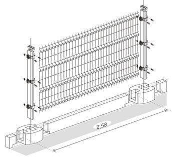 Schemat montażu panelowego ogrodzenia z siatki z betonowymi podstawami, widok izometryczny, z zaznaczonym wymiarem 2.58m.