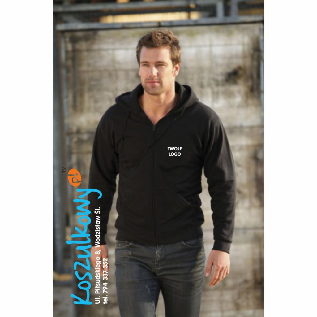 Mężczyzna w czarnej bluzie z kapturem i zamkiem błyskawicznym, z nadrukiem 'TWOJE LOGO' na piersi, prezentowany na tle metalowej konstrukcji.