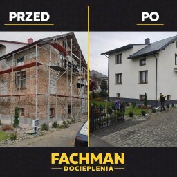 FACHMAN - Dom przed ociepleniem na rusztowaniu i po ociepleniu z nową elewacją w jasnym kolorze. Zdjęcie typu 'przed i po' z logo firmy na dole.
