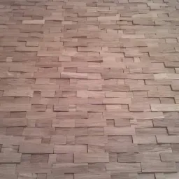 Dekoracyjna okładzina ścienna z drewnianych elementów o nieregularnym kształcie, ułożonych warstwowo. Naturalna kolorystyka drewna, widoczne usłojenie.