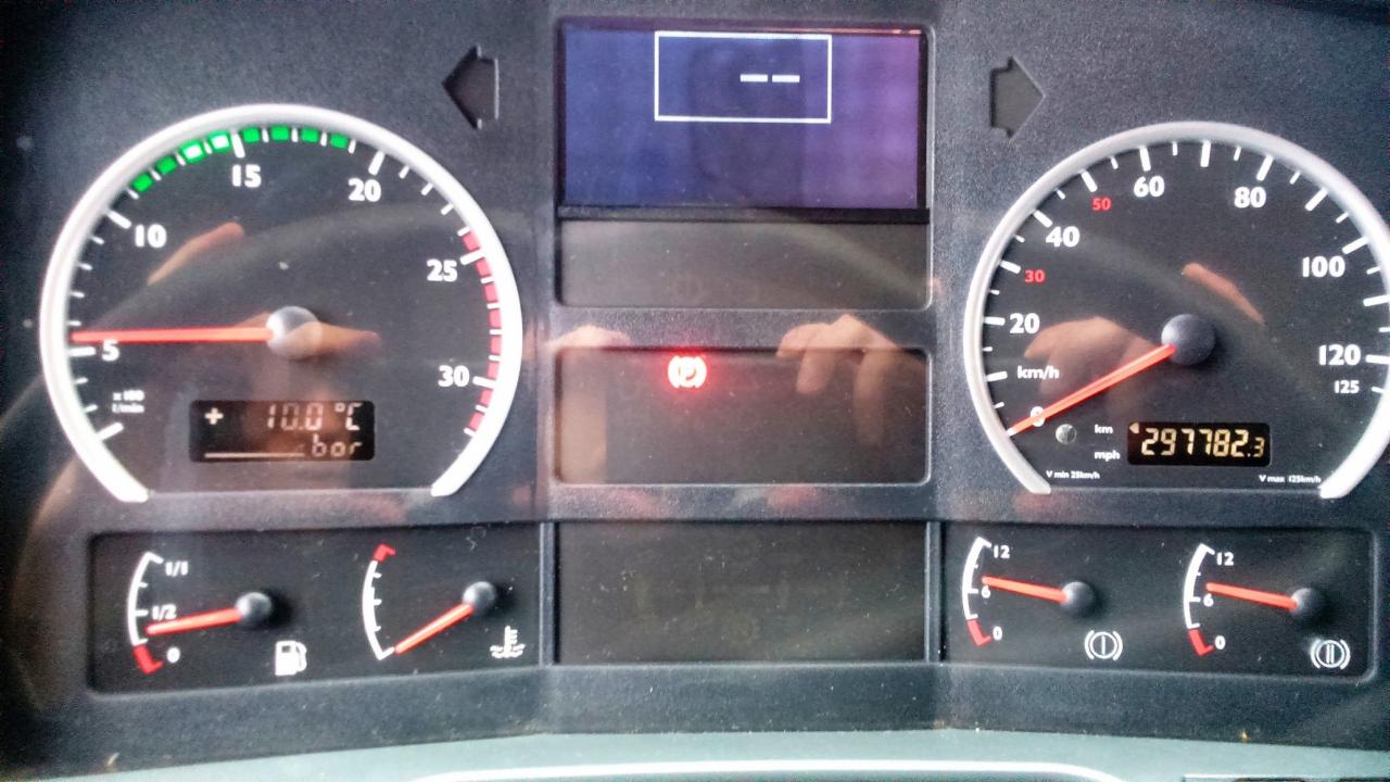 Deska rozdzielcza MAN TGA 41.430 8x6 z widocznymi wskaźnikami prędkości, obrotów, temperatury oraz stanu paliwa i płynu chłodniczego, przebieg 297782.3 km.