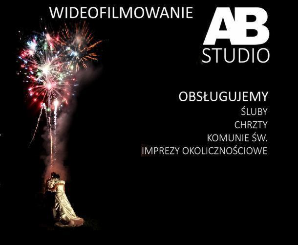 Para młoda tańczy pod fajerwerkami, logo AB Studio, oferta wideofilmowania ślubów, chrzcin, komunii i imprez okolicznościowych na czarnym tle.