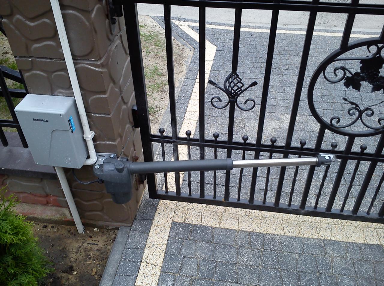 Beninca Bill 30 zamontowany na szerokim słupku