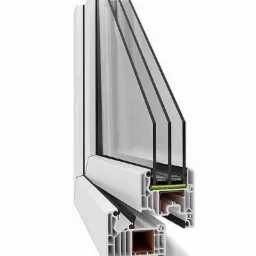 Przekrój okna PCV z trzema szybami, ukazujący strukturę ramy i uszczelnienia. Widoczne detale konstrukcyjne i izolacyjne.