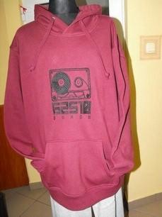 Czerwona bluza z kapturem na manekinie, zdobiona czarnym, unikalnym wzorem kasety magnetofonowej z logo 'BESTIA'.