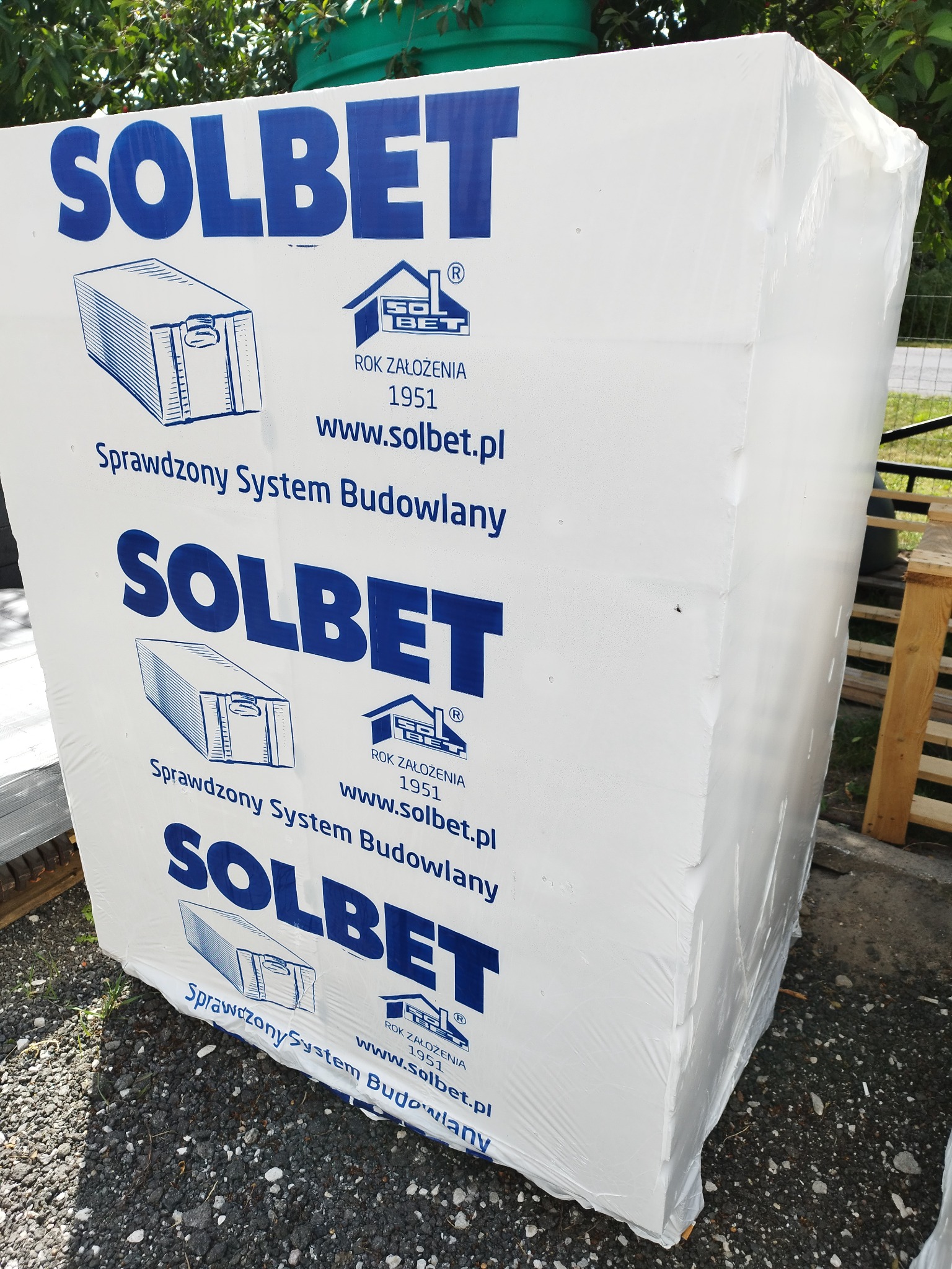 Paleta bloczków Solbet zapakowana w folię ochronną z nadrukowanym logo firmy, rokiem założenia i adresem strony internetowej.