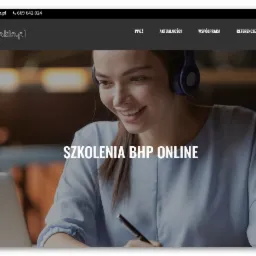 Uśmiechnięta kobieta w słuchawkach uczestniczy w szkoleniu BHP online, widoczny laptop i długopis, logo BHP Nakło w g&oacute;rnym rogu.