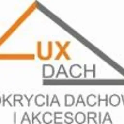 Logo firmy Lux Dach z pomarańczowym napisem 'LUX' i szarym 'DACH', poniżej napis 'POKRYCIA DACHOWE I AKCESORIA' na białym tle.