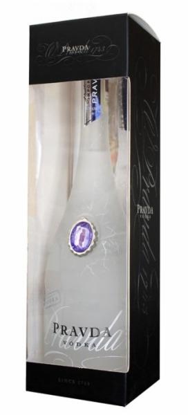 Elegancka butelka wódki Pravda w czarnym opakowaniu z przezroczystym okienkiem prezentuje się luksusowo. Butelka ozdobiona fioletowym kamieniem.