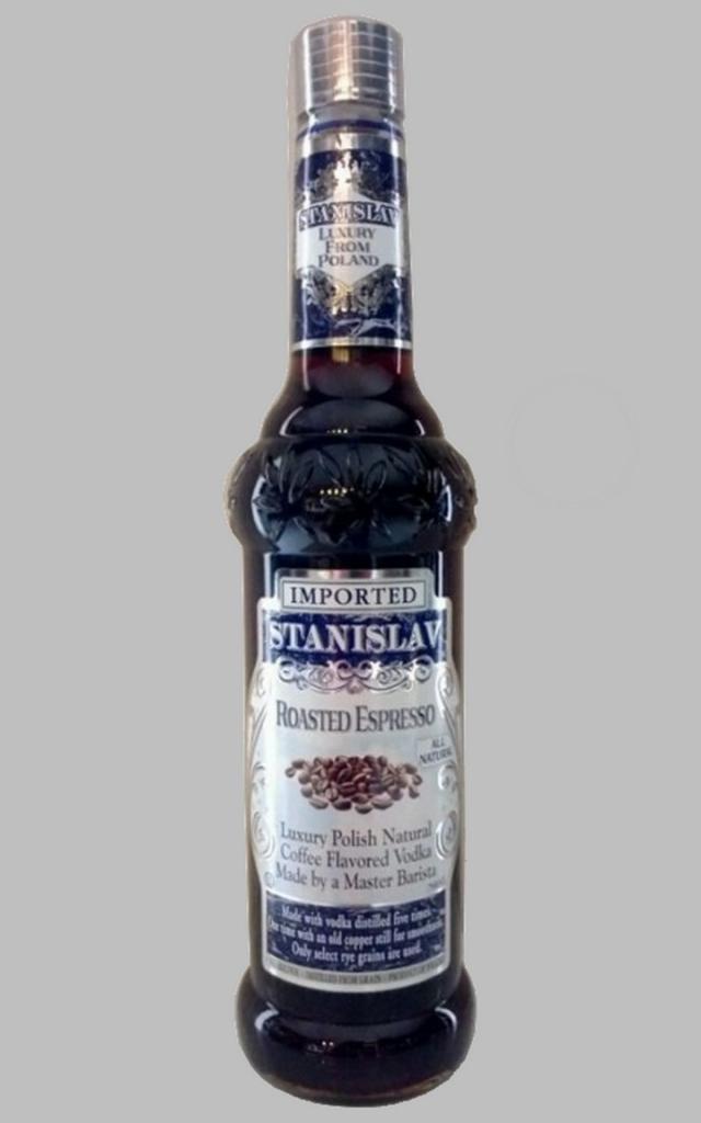 Butelka polskiej wódki smakowej Stanisław Roasted Espresso, z etykietą z motywem ziaren kawy i srebrną zakrętką, na jednolitym tle.