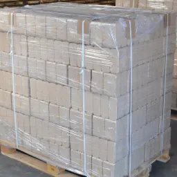 Paleta z brykietem drzewnym zabezpieczona folią stretch i taśmami transportowymi.